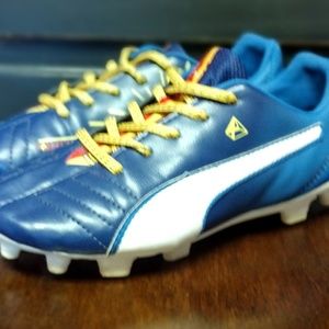 Kids puma cleats in new condition.
